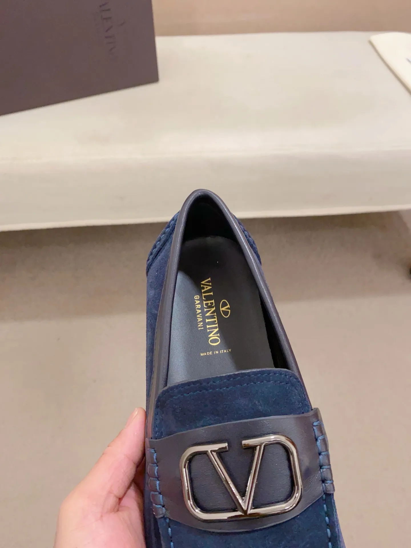 男装男鞋💰: 680💰VALENTINO 华伦天奴，选用进口牛皮搭配进口水染牛里，标志性五金与及标志性耐磨大底。 38-44.可定做45 VALENTINO包装 尊享品牌标志性商品包装